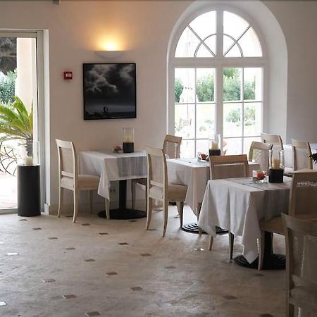 Hotel Villa Les Rosiers Гримо Екстериор снимка