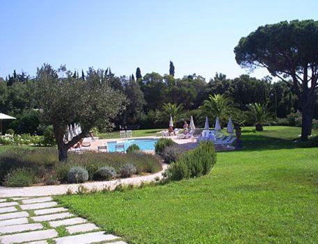 Hotel Villa Les Rosiers Гримо Екстериор снимка